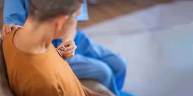 Evde bakım ziyareti sırasında steteskop tutan bir terapist yaşlı hastayı dinliyor. Bakıcı ya da doktor kalp atışlarını kontrol ediyor. Yaşlı, emekli bir kadını muayene ediyor. Yaşlı kalp hastalığı, kardiyoloji konsepti.