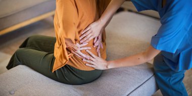 Fizyoterapist Asyalı ve Kafkasyalı yaşlı kadınlar rehabilitasyonda el sıkışma konusunda güvenirler..