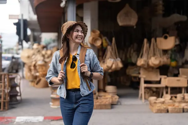 Genç Güzel Bir Kadın Tatil Sırasında Yerel Markette Geziyor Chiang — Stok fotoğraf