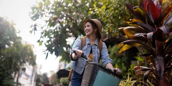 Sokak Ortasında Bisiklet Süren Asyalı Turist Kadın Gülümsemesi — Stok fotoğraf