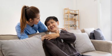 Hemşire ve doktor kıdemli hasta, empati ve güven, sağlık danışmanlığı. Kapalı psikolog, bakıcı ve gönüllü destek, akıl sağlığı için yardım ve umut.