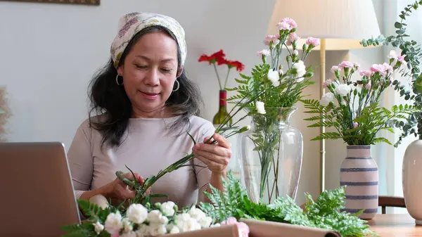 Idosos Asiáticos Fazendo Flores Buquê Uma Mesa Madeira Cozinha Casa — Fotografia de Stock