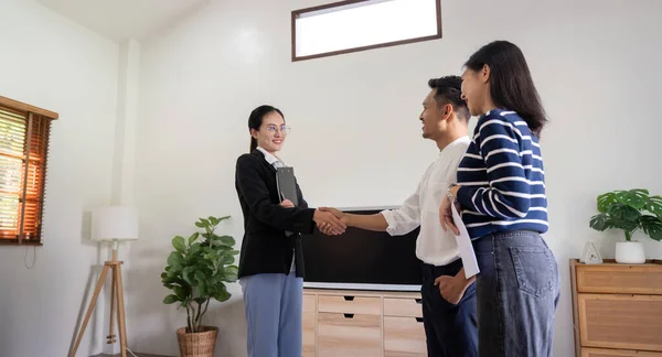 Couple Asian Handshake Real Estate Agent Purchase Home — Stock Photo, Image