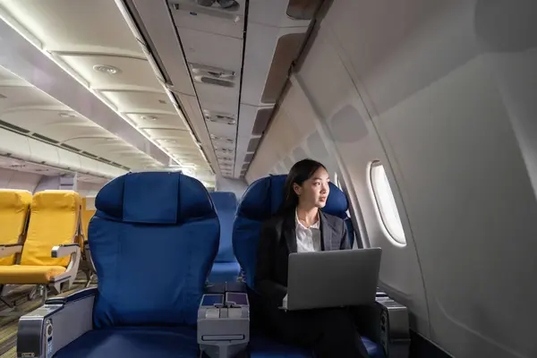 Traveling Technology Flying First Class Pretty Young Asian Business Woman — Stock Photo, Image