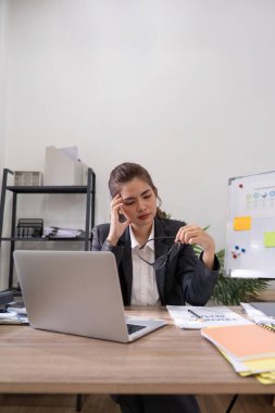 İş kadını Asyalı kadınlar dizüstü bilgisayarda çalışırken stresli oluyor, iş yerinde başı ağrıyan yorgun iş kadını, işte hasta hissediyorlar..