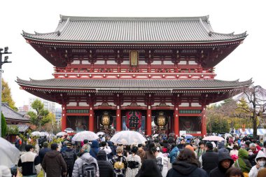 ASAKUSA, TOKYO, JAPAN - 26, 2023: Asakusa bölgesindeki Sensoji 'li Kaminarimon. Asakusa Tapınağı.