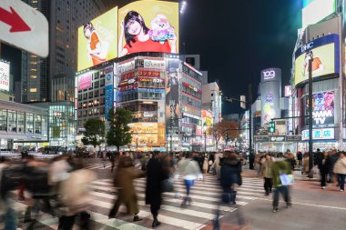 JAPAN - NOV 26, 2023: Japon halkı ve turistlerin Shibuya Scramble Crossing, Tokyo 'da yürüdükleri Gece Reklam İşaretlerinin Aydınlanması.