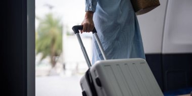 Uçakta bavullu genç bir kadın turist vardı..