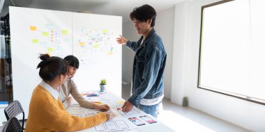 Ux geliştiricisi ve ui tasarımcısı modern ofisin masasında mobil uygulama arayüzü kablo tasarımı hakkında geliştirilmiş gerçeklik beyin fırtınası yapıyorlar. yaratıcı dijital geliştirme ajansı.