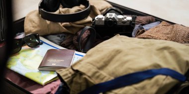 Eşyalarını ve kıyafetlerini valizlere koy yaz, tatil, hafta sonu, tur, seyahat, eve tatil gezisi için..