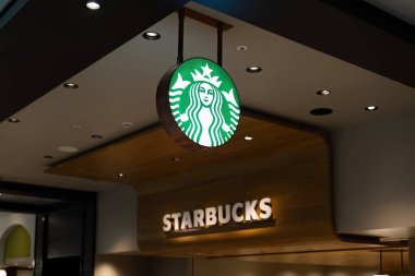 Osaka, Japonya - Aralık 2023: Kansai Havaalanı 'ndaki Starbucks Kahve Dükkanı Ünlü Şubeleri.