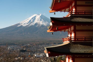 Japonya 'da kızıl sonbahar. Fujiyoshida 'da Fuji Dağı' yla Chureito pagoda. Güzel Japon simgesi ve manzarası. Japonya 'da mevsimlik pagoda ve sonbahar ağacı.