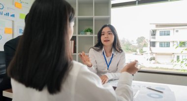 Finansal veriler ve pazarlama büyüme raporu grafiği ile analiz ederek iş işbirliği tartışması, şirketten kâr elde etmek için strateji planlaması üzerine beyin fırtınası yapmak.