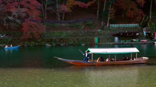 Kyoto Japón Dic 2023 Colorido Río Arashiyama Con Barco Turístico — Vídeo de stock