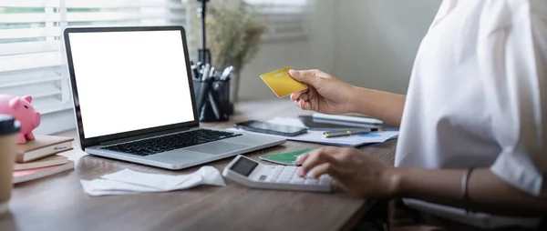 オンライン決済 貯蓄保険のためのクレジットカードとラップトップのモックアップ ノートパソコンの空白のスクリーンの金融または女性 — ストック写真