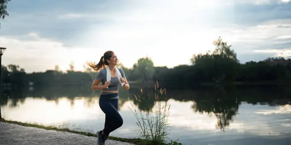 Joggingkvinna Som Springer Parken Vacker Lediga Dag Sport Fitness Modell — Stockfoto