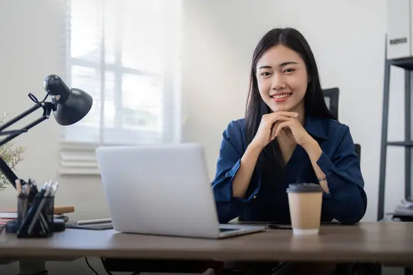 笑顔の女性がオフィスやコーヒーに座っている オフィスに座っている幸せなビジネス女性 — ストック写真