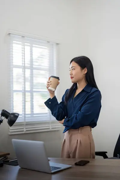 若い成功した従業員のビジネス女性の仕事はオフィスの達成のキャリアの概念のラップトップPcのコンピュータが付いている机のコップのコーヒー スタンドを握ります — ストック写真
