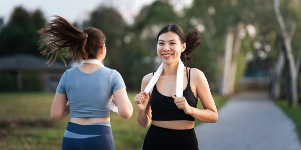 Unga Leende Sportig Kvinna Kör Parken Morgonen Fitness Tjej Jogging — Stockfoto