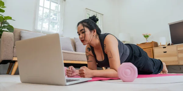Azjatycka Otyła Kobieta Robi Ćwiczenia Rozciągające Domu Fitness Online Klasy — Zdjęcie stockowe