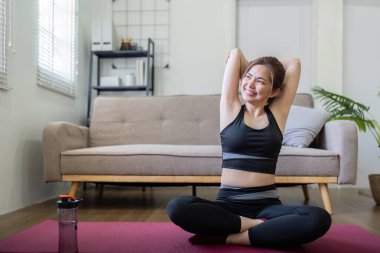 Genç Asyalı sağlıklı kadın antrenmanı, egzersiz, yoga, ev sağlığı konsepti..