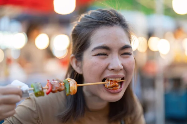 Mutlu Asyalı Genç Gezgin Gurme Kadın Açık Hava Pazarındaki Sokak — Stok fotoğraf