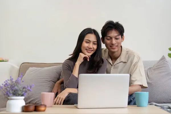 Молодая Пара Азиатская Использовать Ноутбук Вместе Сидя Диване Дома — стоковое фото