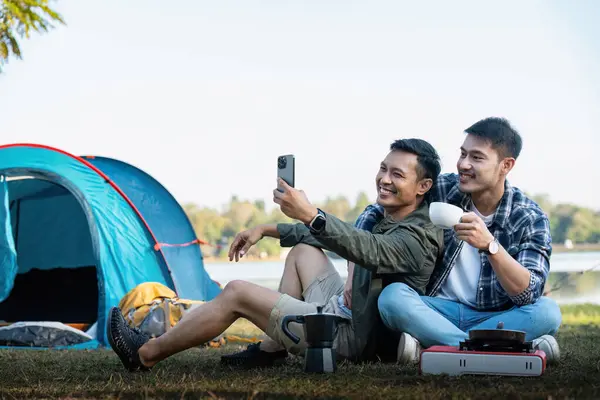 Feliz Asiático Macho Gay Pareja Camping Juntos Bosque Viaje Vocacional — Foto de Stock