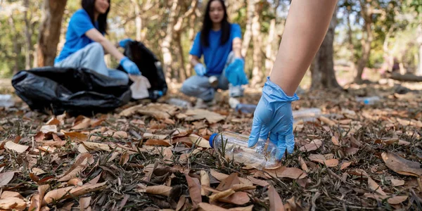 Volontario Che Raccoglie Rifiuti Plastica Nella Foresta Concetto Conservazione Ambientale — Foto Stock
