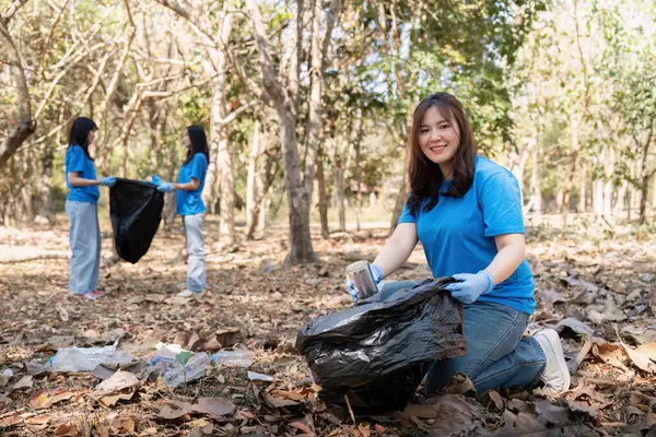 Volontario Che Raccoglie Rifiuti Plastica Nella Foresta Concetto Conservazione Ambientale — Foto Stock