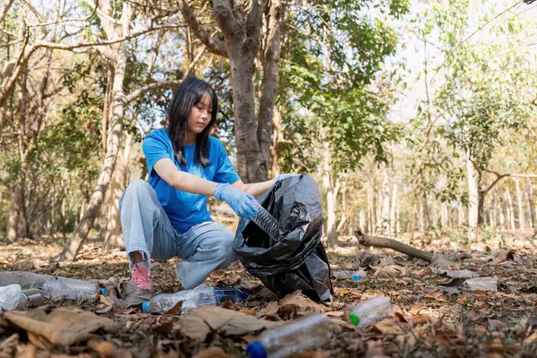 環境汚染と地球温暖化 プラスチック廃棄物 自然の世話の問題を新しくするために廃棄物を分離します ゴミを集めるゴミ袋を運ぶボランティアコンセプト — ストック写真