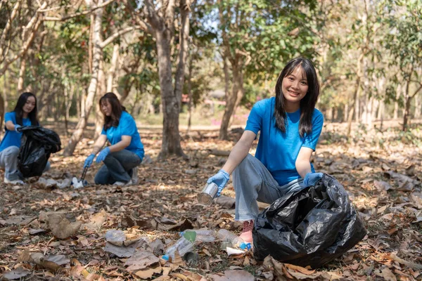 Genç arkadaş çöp torbalarına plastik şişe toplamaya gönüllü. Çevresel bakım ekolojisi kavramı.