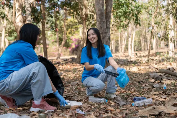 Young People Friend Volunteer Collecting Garbage Plastic Bottles Trash Bags — Stock Photo, Image