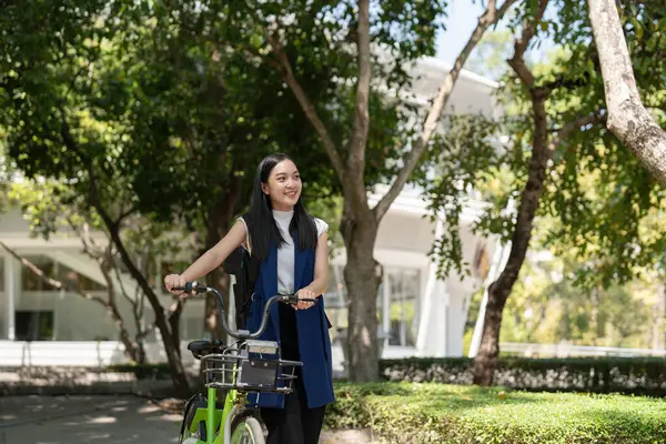 骑自行车的亚洲女商人到办公室去工作 自行车通勤 快乐的女商人使用生态交通 生态生活方式的概念 — 图库照片