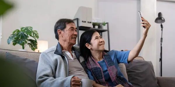 Šťastný Starý Pár Senioři Při Selfie Mobilu Senioři Starší Manželé — Stock fotografie
