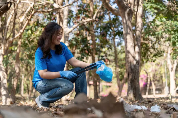 Çevre kirliliği, küresel ısınma, plastik atık ve doğayla ilgilenme sorununu tazelemek için atıkları ayırmak. Çöp torbalarını toplayan gönüllü konsept.