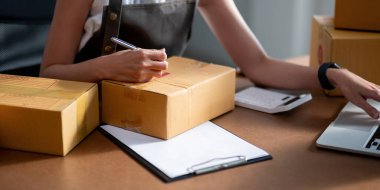 Girişimci kadın, paket kutusunu hazırla ve online siparişi kontrol et. Ticari çek teslimatı için. Online pazarlama, paketleme kutusu, KOBİ satıcısı. başlangıç iş konsepti.