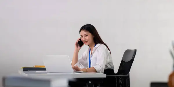 Kendine Güvenen Kadını Telefonda Konuşuyor Gülümseyen Kadın Adamı Konuşuyor Ofiste — Stok fotoğraf