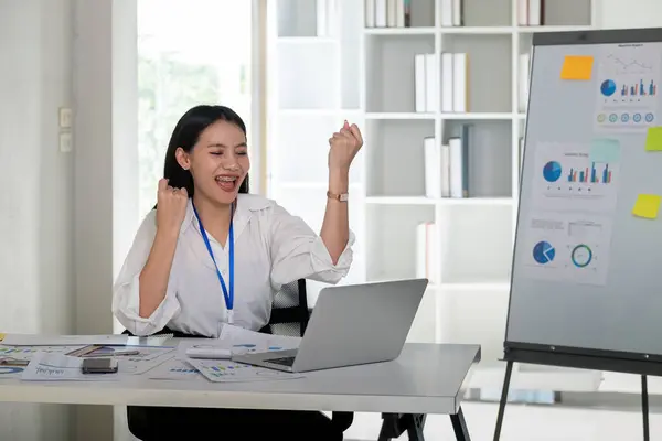 Ofiste Bilgisayarla Çalışan Mutlu Kadını Kazanan Jestler Yapıyor Heyecan Verici — Stok fotoğraf