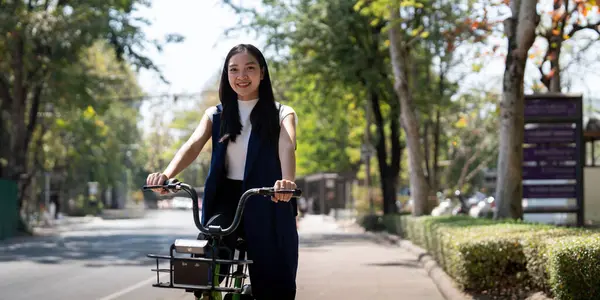 Экологичный Счастливый Образ Жизни Красивая Молодая Бизнесвумен Велосипеде Утром Едет — стоковое фото