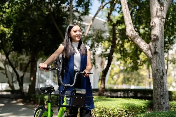 Çevre Dostu Mutlu Asyalı Hayat Tarzı Bisiklet Süren Güzel Kadını — Stok fotoğraf
