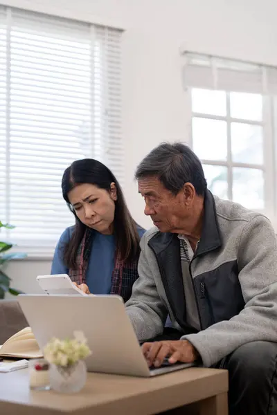 Gravierende Gestresste Asiatische Senior Ehepaar Besorgt Über Rechnung Diskutieren Unbezahlte — Stockfoto