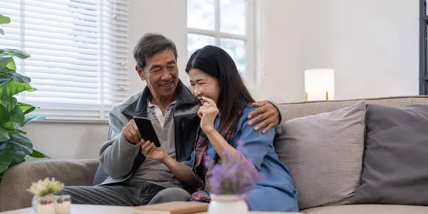 Glückliche Ältere Asiatische Paare Die Ihr Smartphone Benutzen Sitzen Auf — Stockfoto