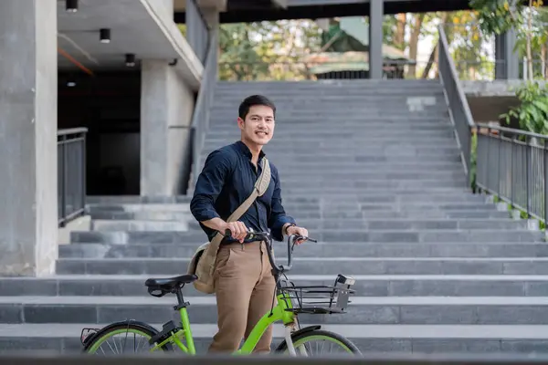 Ekologiczny Szczęśliwy Styl Życia Azji Młody Biznesmen Jeździć Rowerze Przejdź — Zdjęcie stockowe