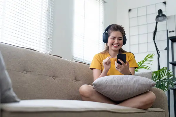 Jovem Mulher Asiática Usando Telefone Celular Fones Ouvido Para Ouvir — Fotografia de Stock