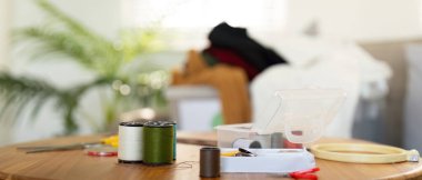 Eski giysileri tamir etmek için. Dikiş ve ev işi. Geri dönüşüm, onarım konsepti, sürdürülebilir, sıfır atık yaşam tarzı konsepti.