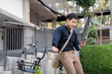 İş adamı ve bisiklet şehirde çevre dostu taşımacılıkla çalışmak için. Bisiklet ve mutlu iş adamı şehir sokaklarında konuşurken konuşuyor, konuşuyor ve telefon ediyor..