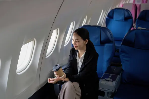 Bem Sucedido Asiático Empresária Feminino Empresário Avião Senta Negócio Classe — Fotografia de Stock