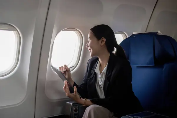 Bem Sucedido Jovem Asiático Mulher Negócios Senta Avião Avião Cabine — Fotografia de Stock
