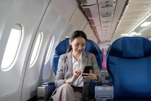 Asiática Jovem Empresária Bem Sucedida Mulher Empresária Terno Formal Avião — Fotografia de Stock